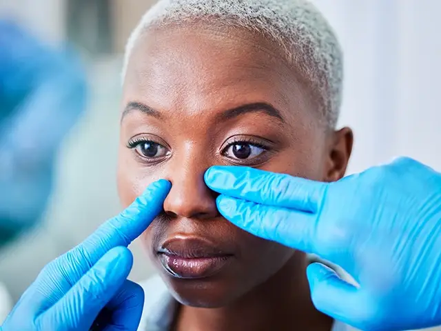 nasen op schwarze frau